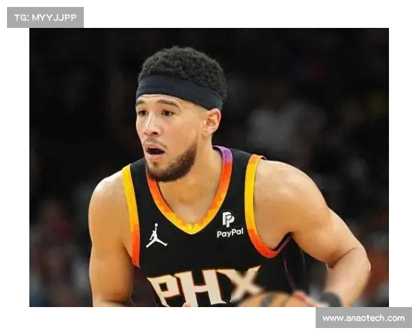 德文·布克迅速适应对手防守策略展现全能篮球才华